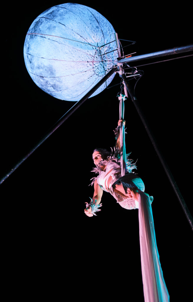 Dans ce sur tissu aérien, Spectacle de rue