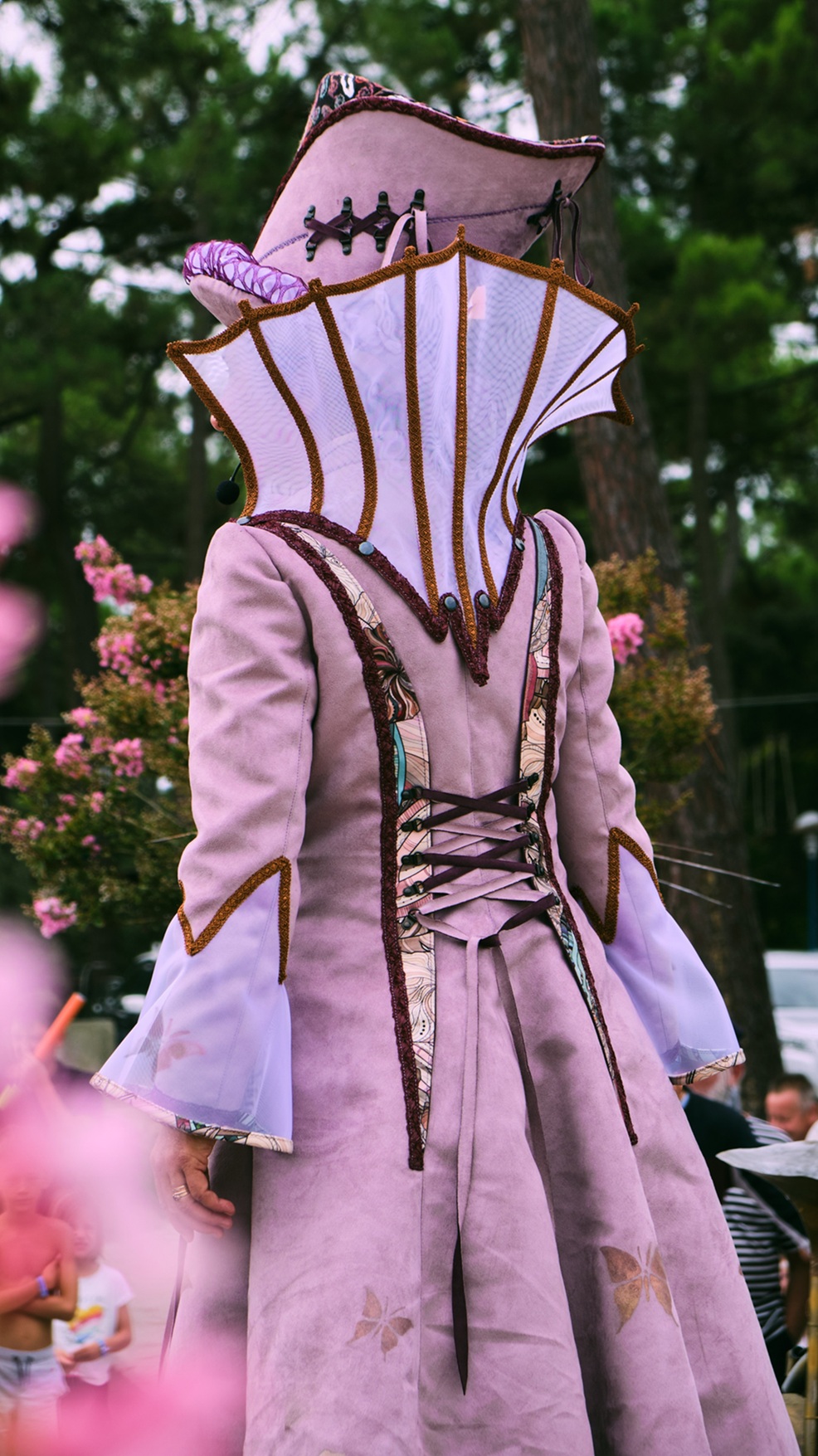 Spectacle de rue sur échasse