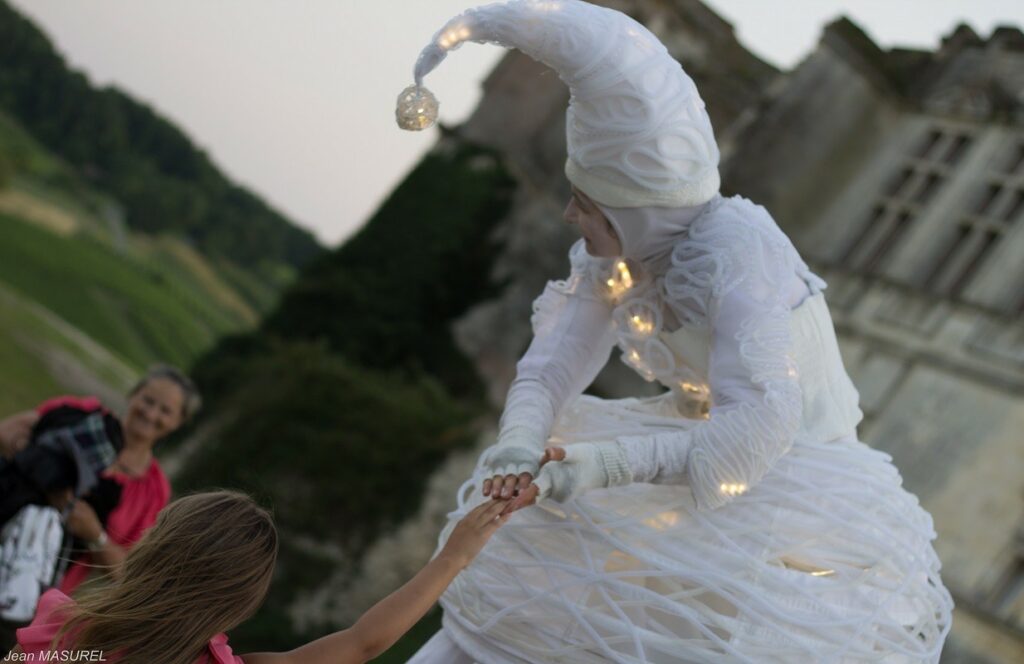 échassier lumineux blancs, appelés Anges Lumineux, lors d’un spectacle de rue poétique