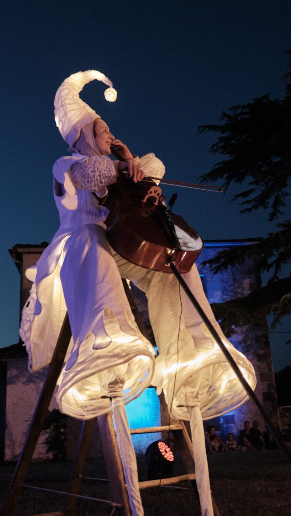 échassier lumineux blancs, appelés Anges Lumineux, lors d’un spectacle de rue poétique