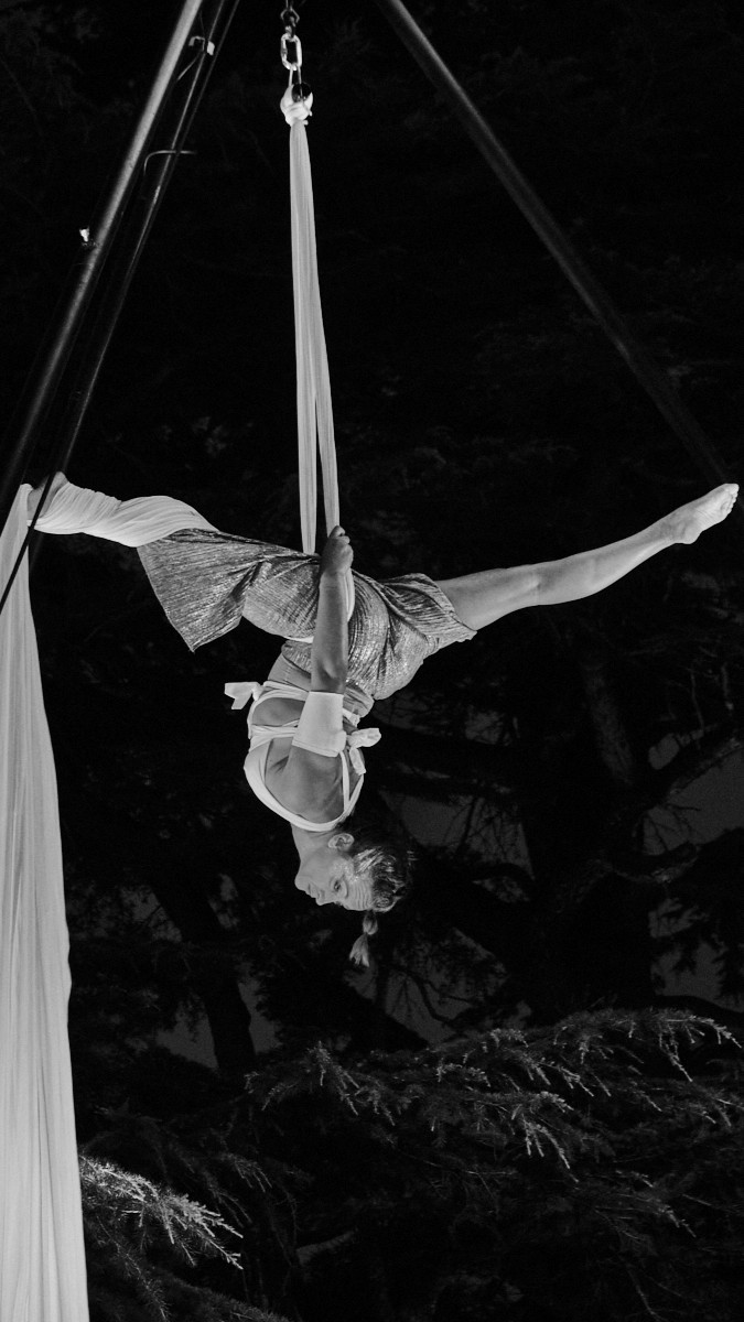 Dans ce sur tissu aérien, Spectacle de rue